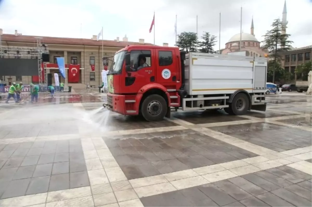 Demokrasi Nöbeti Tutulan Meydan Gül Suyu ve Dezenfektanlarla Temizleniyor