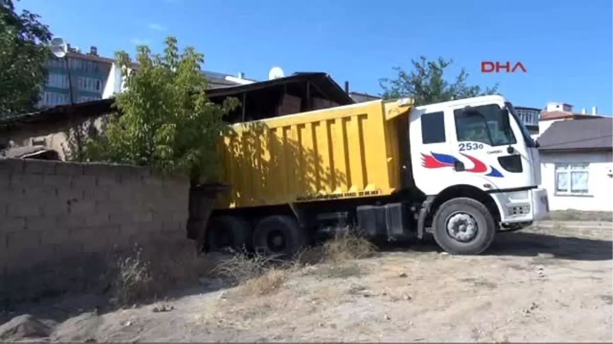 Elazığ\'da Freni Boşalan Kamyon Eve Girdi, Yaşlı Kadın Ölümden Döndü