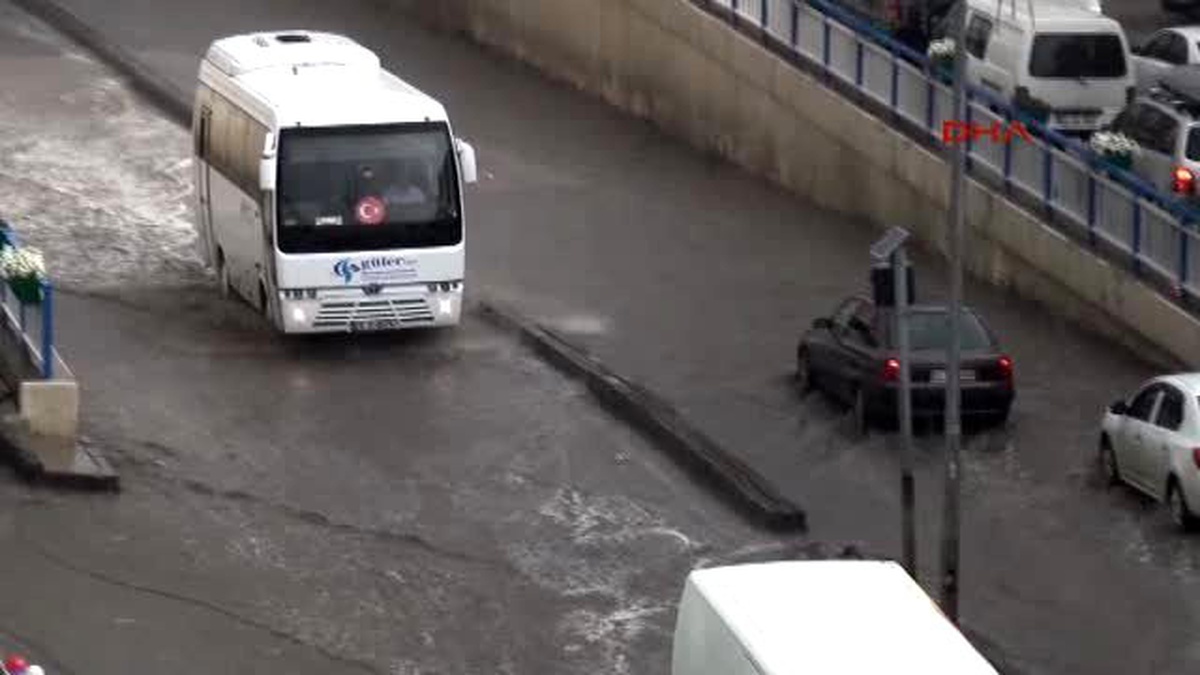 Erzurum\'da Sağanak Yağış Hayatı Felç Etti