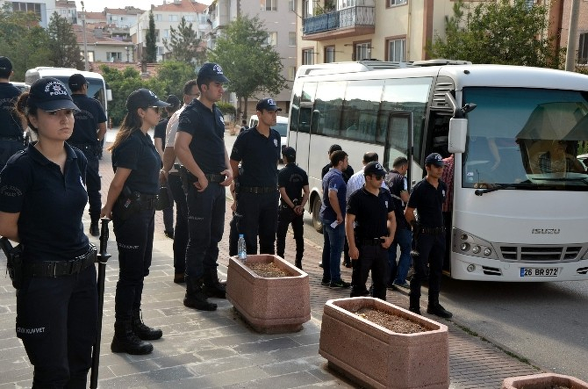 Eskişehir\'de Adli Kontrol Şartıyla Serbest Bırakılan 16 Polis Tutuklandı