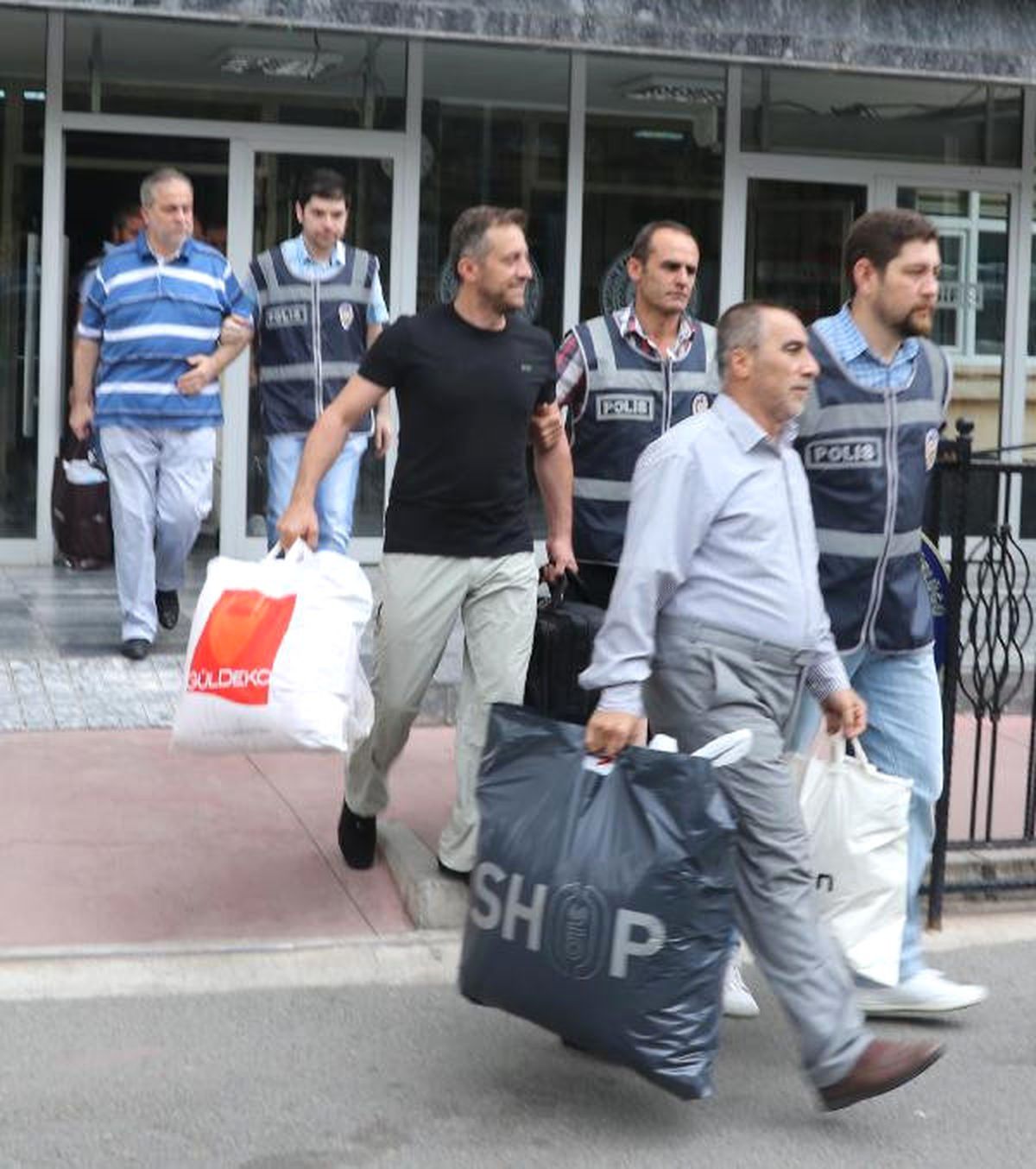 Fetö/pdy Soruşturmasında Gözaltına Alınan İş Adamları Adliyeye Sevk Edildi