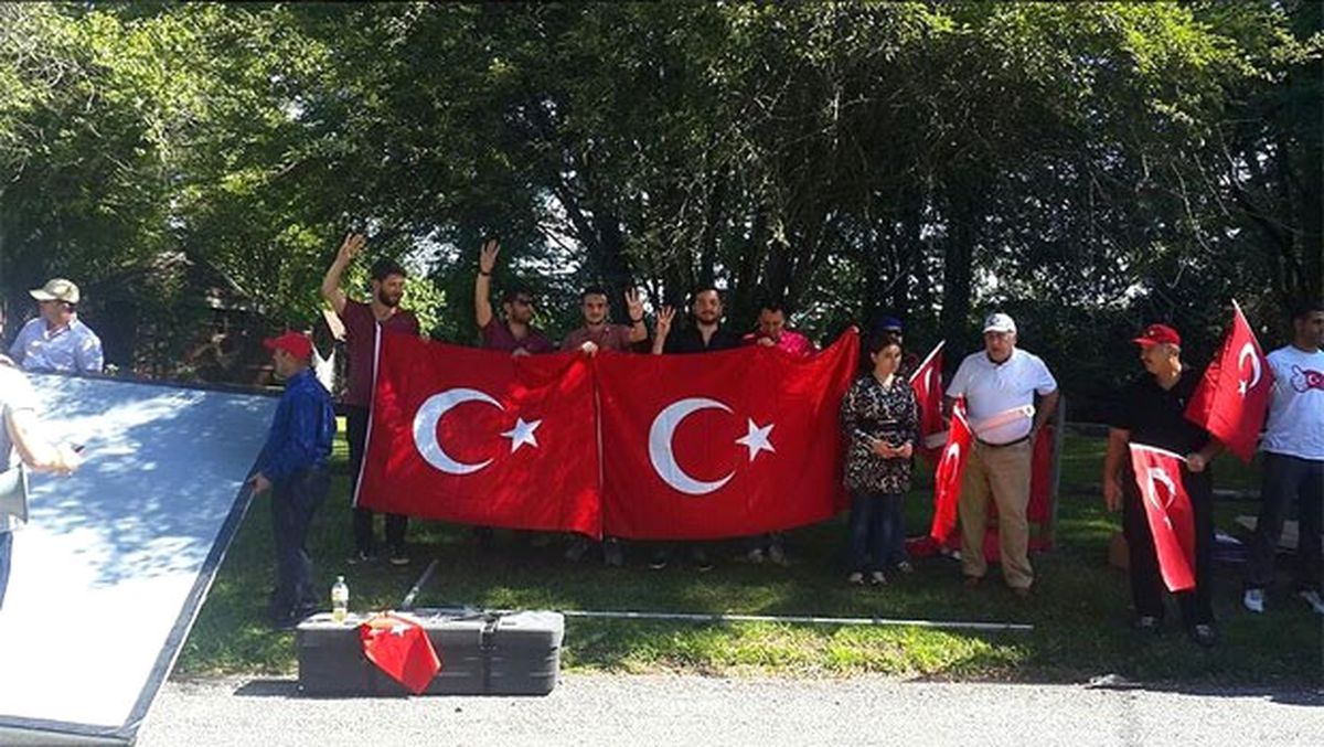 Gülen\'in Pensilvanya\'daki Evinin Önünde Canlı Yayınla Demokrasi Dersi!