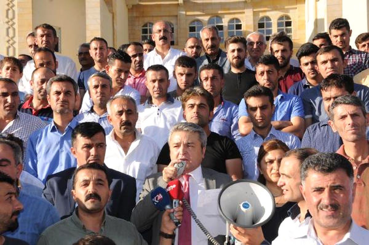 Hakkari\'nin İlçe Yapılma Kararına Karşı 10 Bin Kişi Yürüdü