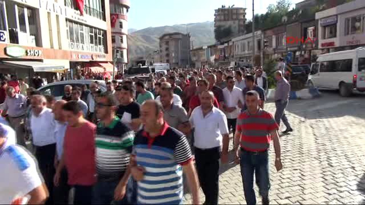 Hakkari\'nin İlçe Yapılma Kararına Karşı 10 Bin Kişi Yürüdü
