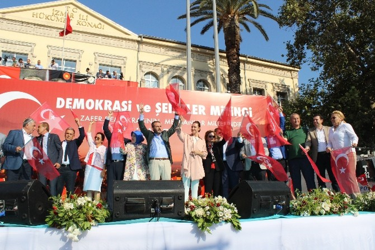 İzmirli Vekillerden Yenikapı Yorumu: Siyaset Artık Eskisi Gibi Olmayacak