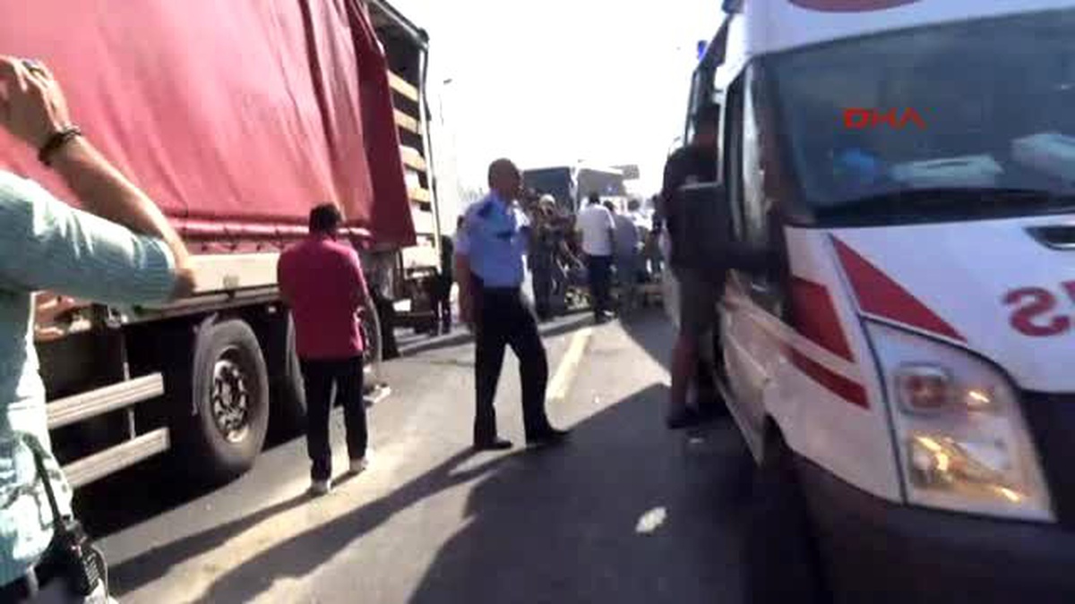 Kocaeli Körfez\'de 3 Tır ile 1 Otobüs Çarpıştı: 4 Yaralı