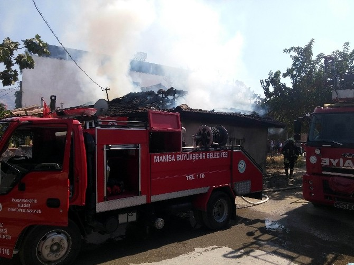Manisa\'da Ahşap Ev Kül Oldu
