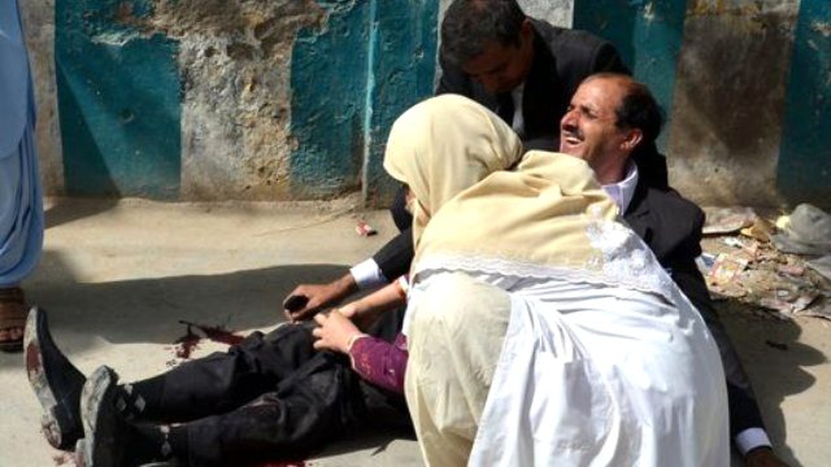 Pakistan\'da Hastane Önüne Bombalı Saldırı: 45 Ölü