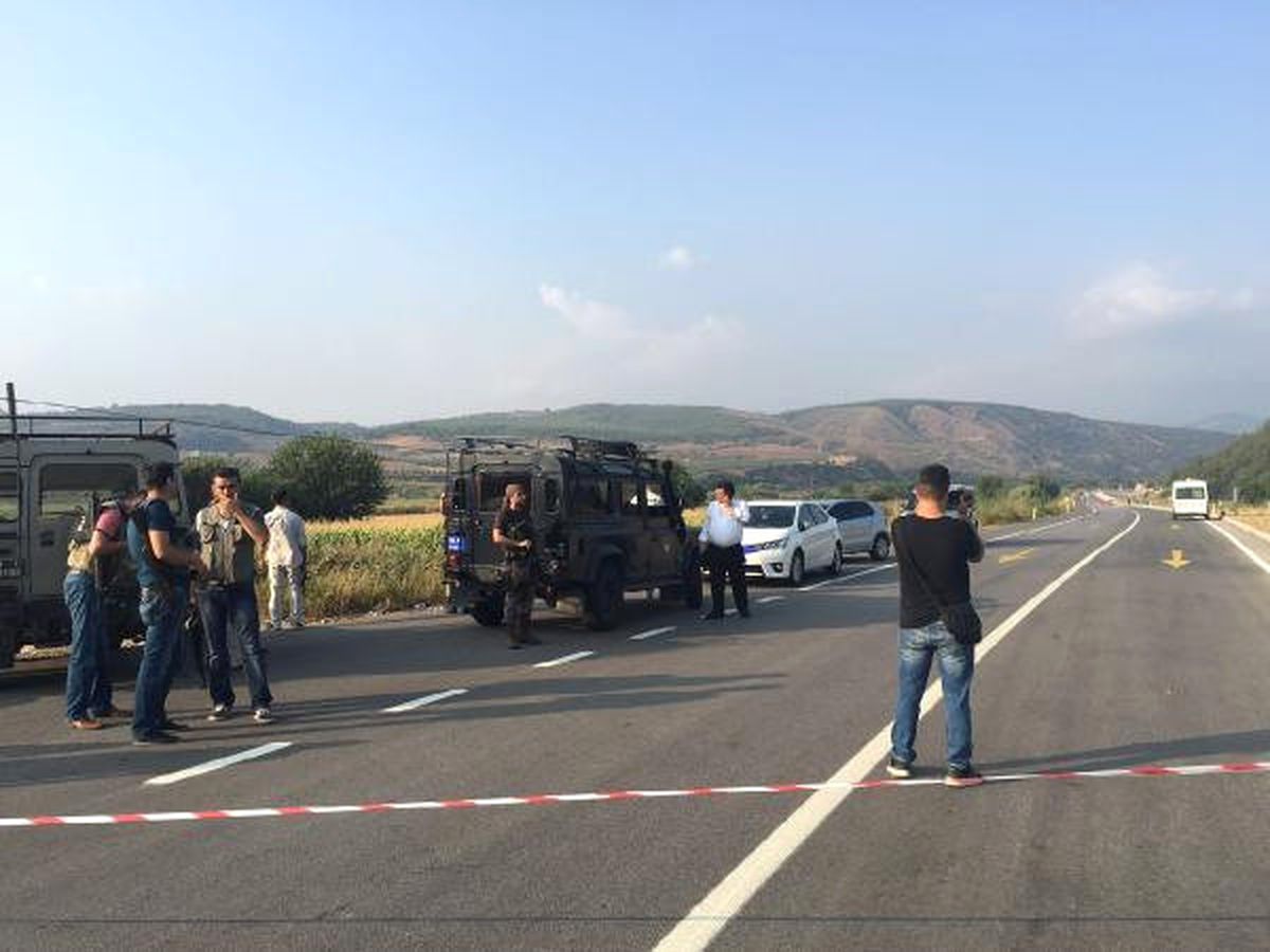 Pkk, Polis Aracı Geçerken Yol Kenarına Yerleştirdiği Patlayıcıyı İnfilak Ettirdi