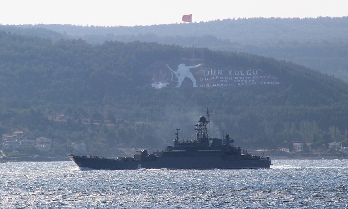 Rus Savaş Gemisi Çanakkale Boğazı\'ndan Geçti