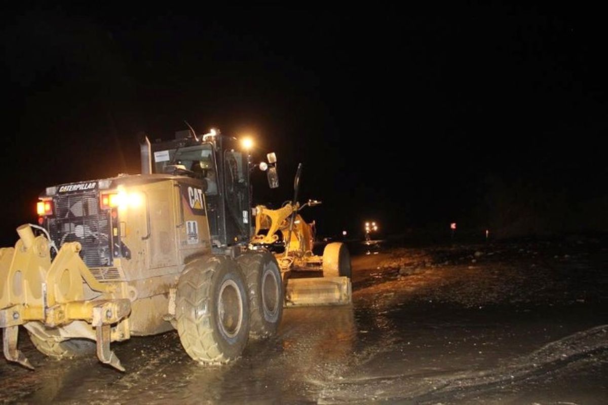 Sel Sularının Asfalta Taşıdığı Toprak Yığını Erzurum-Artvin Karayolunu Trafiğe Kapadı