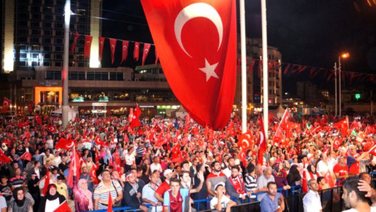 İstanbulluların Demokrasi Nöbeti Devam Ediyor