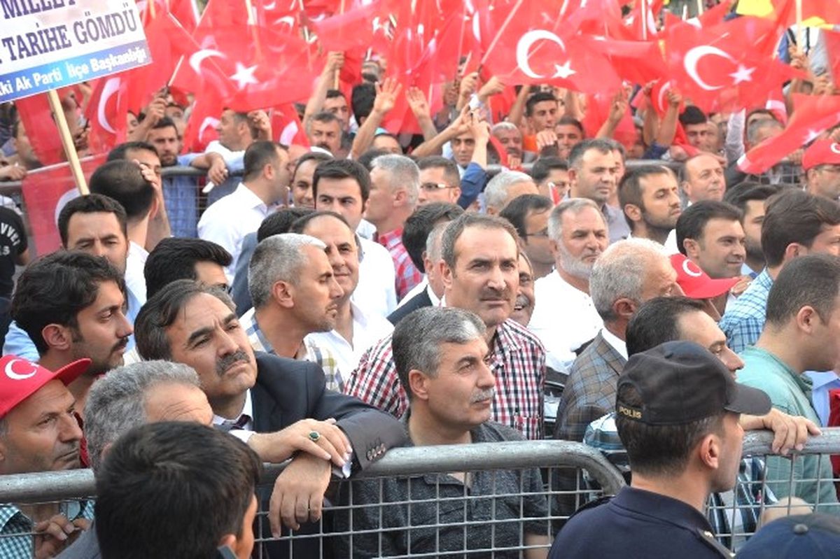 Tatvan Halkından Demokrasi ve Şehitler Mitingi\'ne Destek