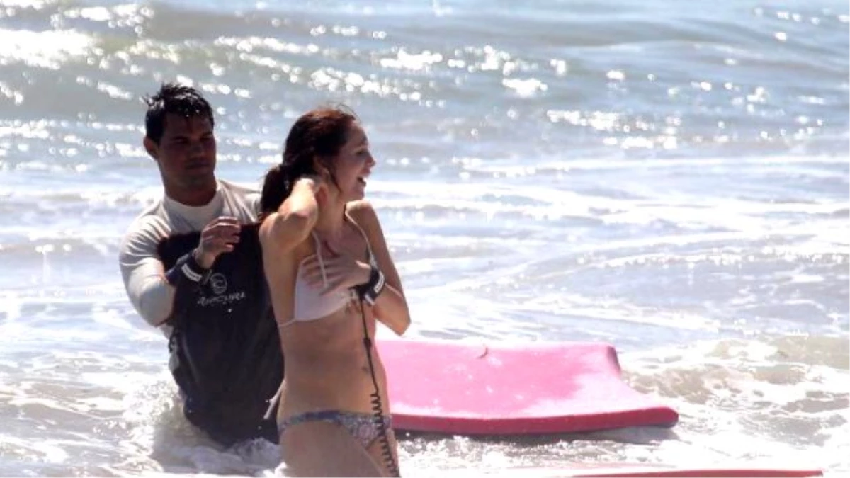 Taylor Lautner, Gizemli Kadının Bikinisini Bağladı