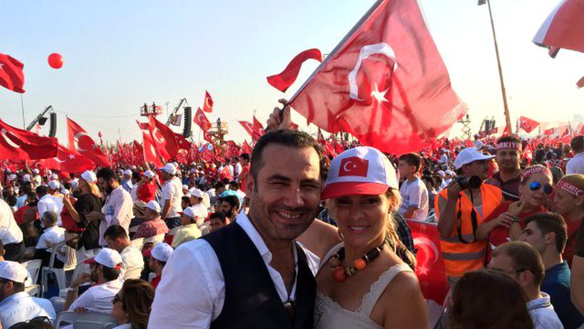 Türk bayrağını birlikte salladılar