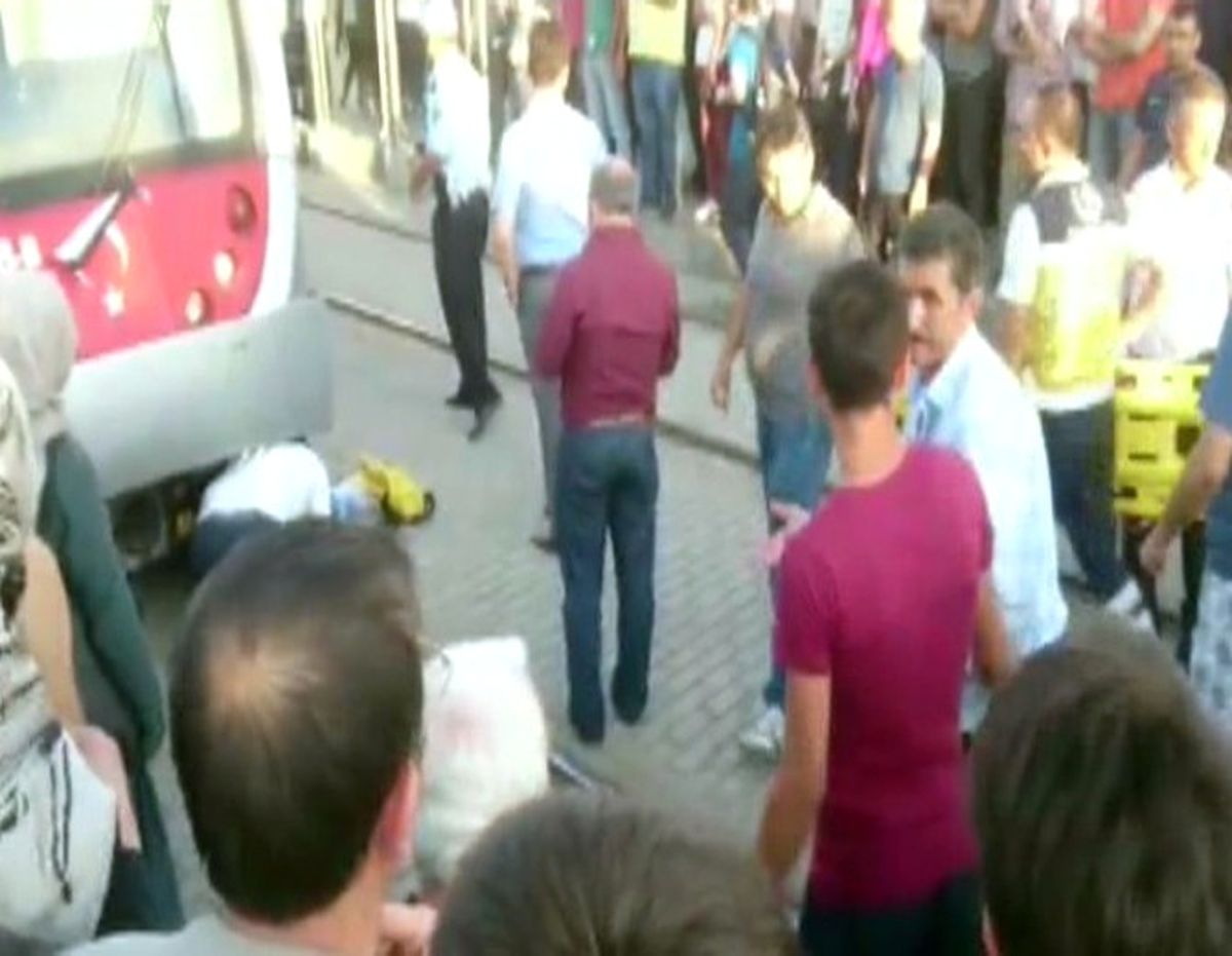 Yaşlı Adam Tramvayın Altında Kaldı