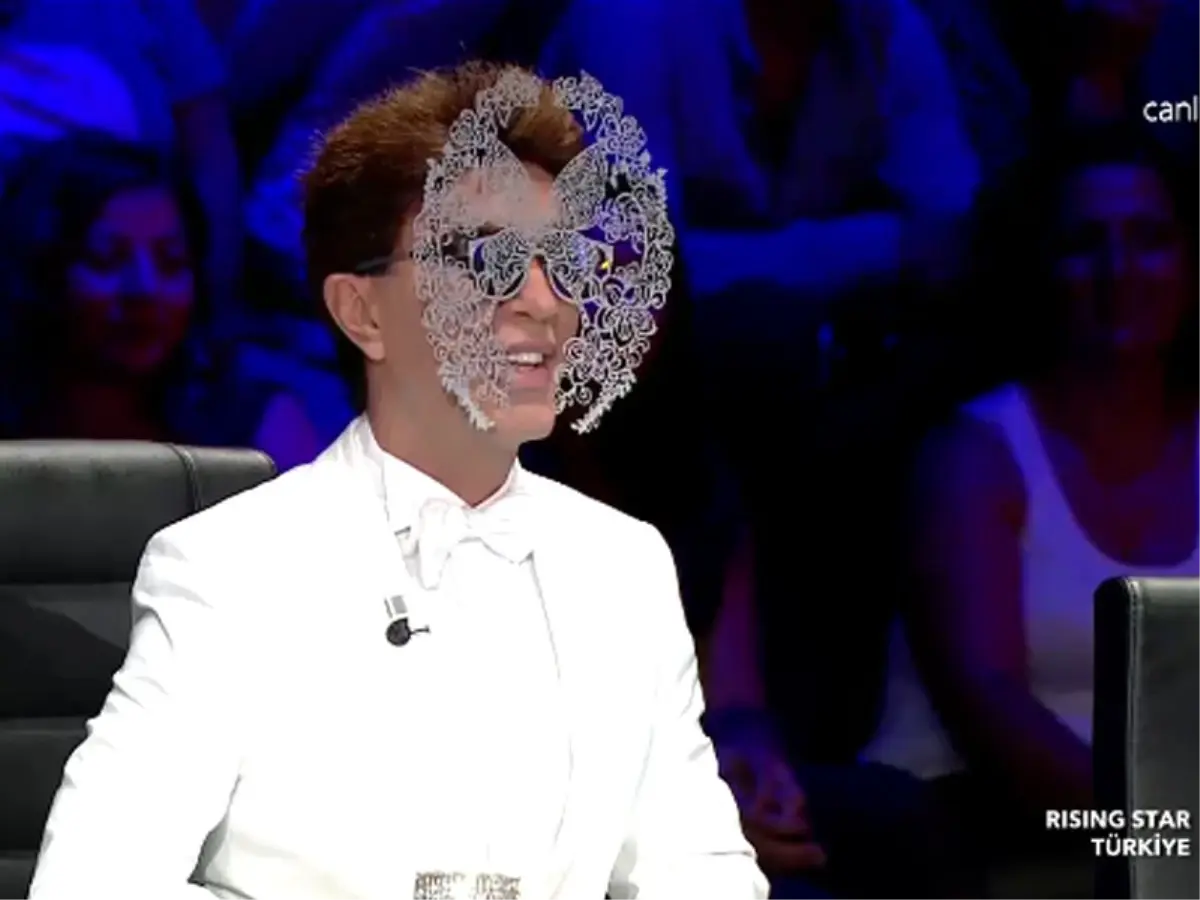 Yılmaz Morgül Tarzıyla Yine Fark Yarattı: \'Bugün Kelebek Morgül\'üm!\'