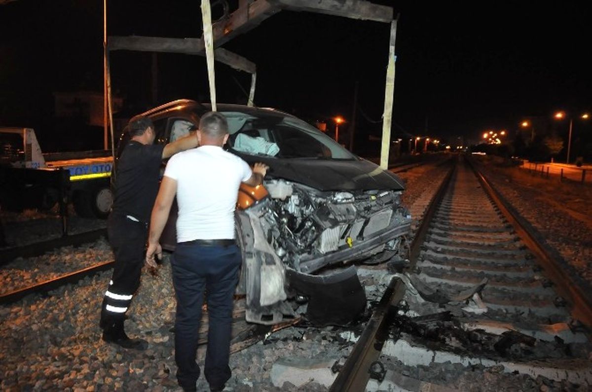 Yolun Bittiğini Anlayamadı Tren Yoluna Daldı: 3 Yaralı