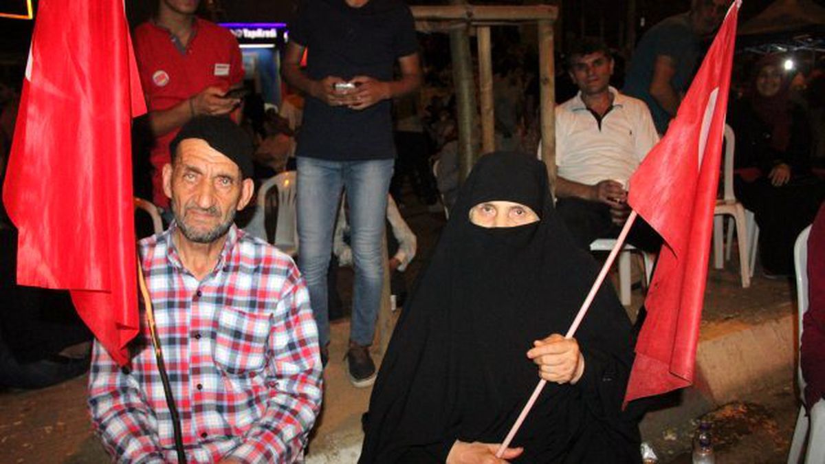 80 Yaşındaki Çift, 15 Temmuz'dan Beri Vatan Nöbeti Tutuyor