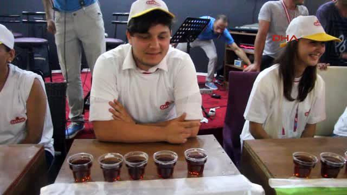 Artvin \'En Hızlı Çay İçme\' Yarışmasında Renkli Görüntüler Yaşandı