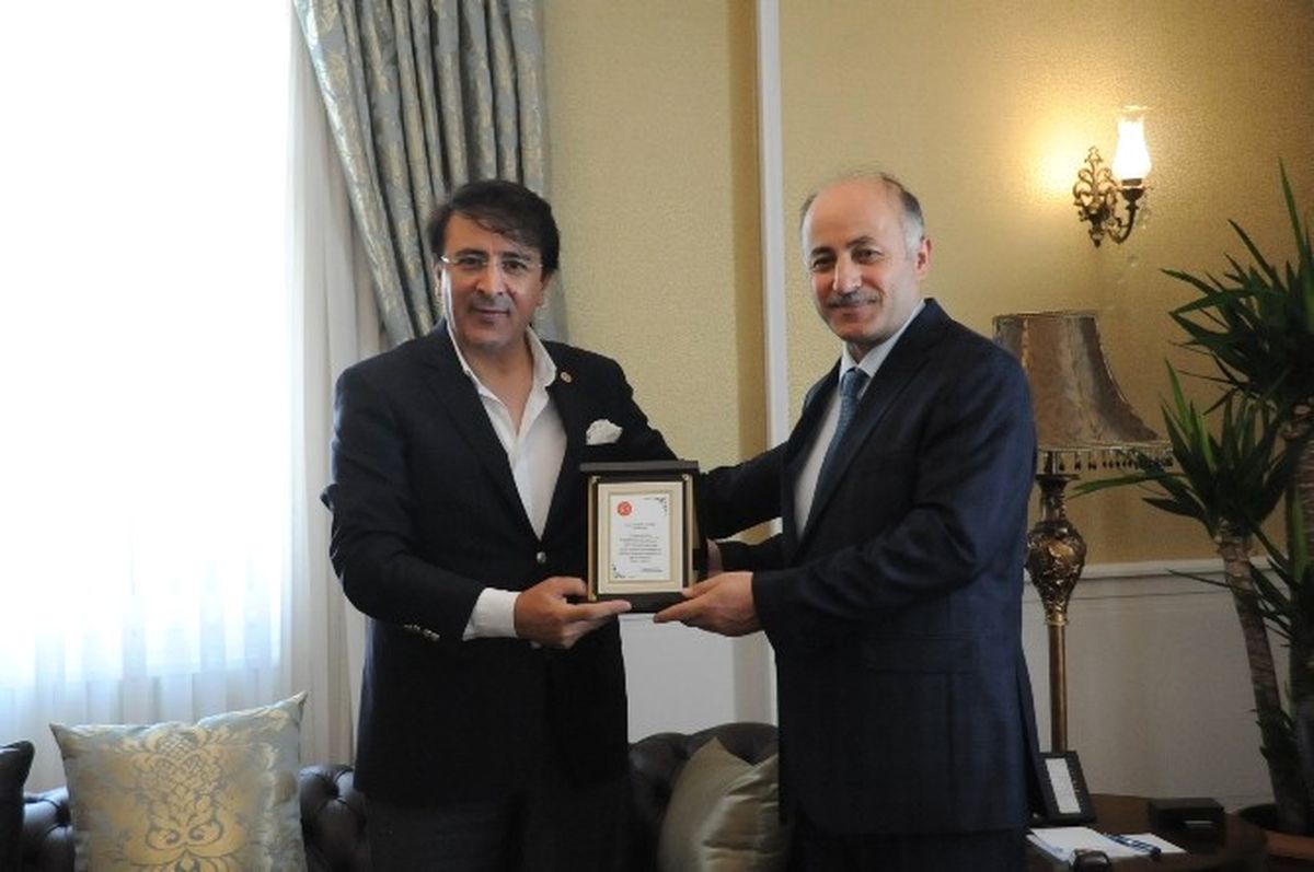 Aydemir'den Azizoğlu'na Şükran Plaketi