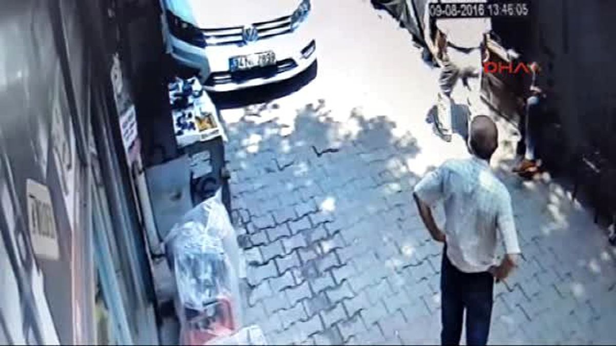 Beyoğlu\'nda Lokantanın Duvarı Devrildi: 3 Yaralı