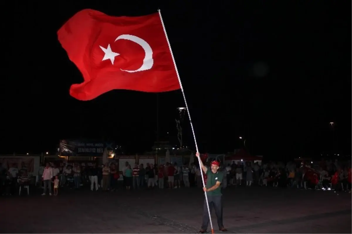 Çanakkale\'de Demokrasi Nöbeti Devam Ediyor