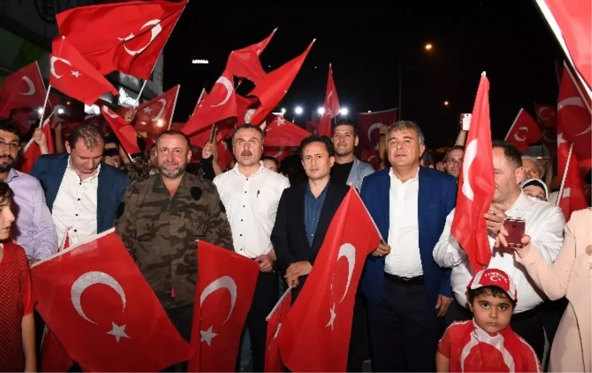 Darbe Girişimi\'ni Püskürten Vatandaşlar, Tuzla\'da Demokrasi Nöbeti\'ne Katıldı