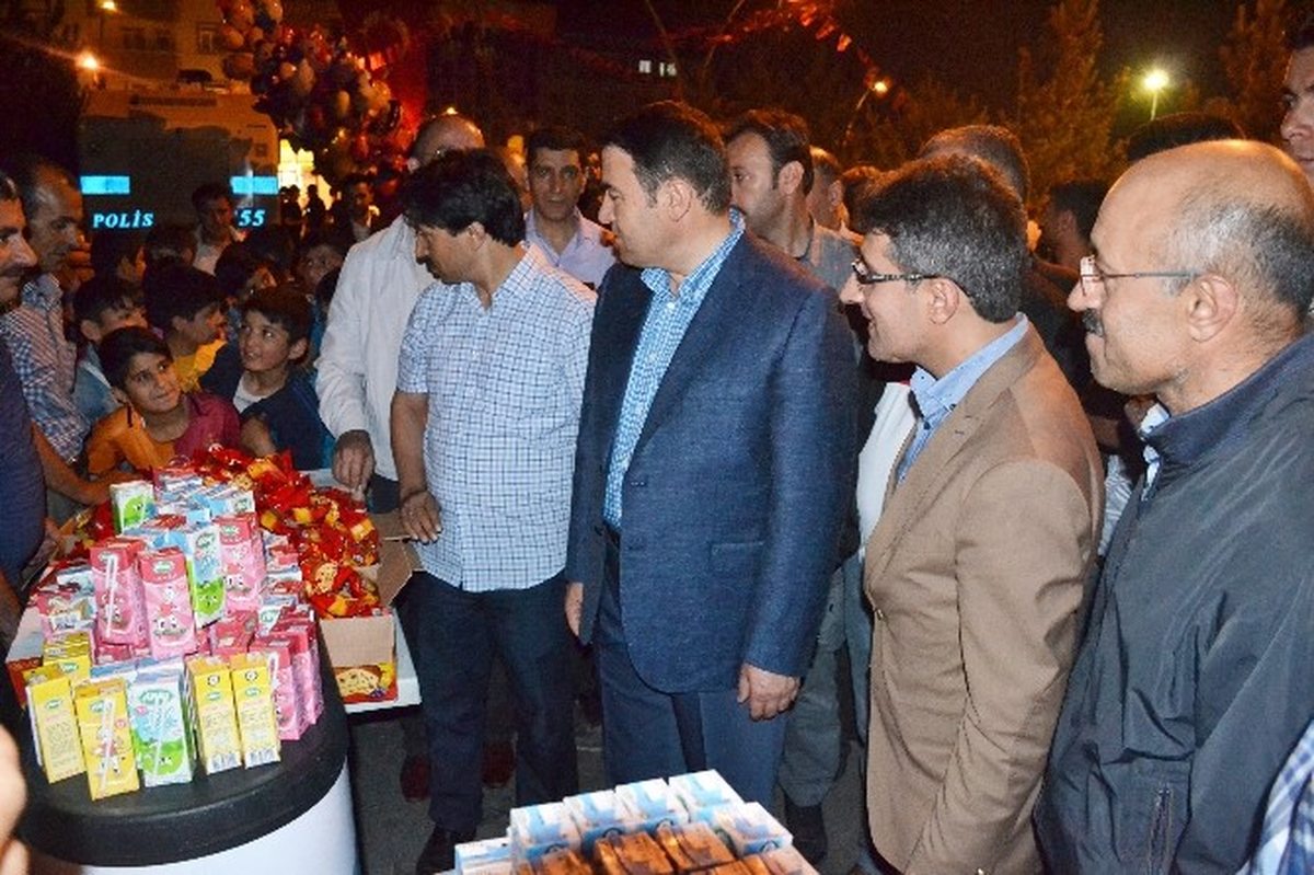 Demokrasi Nöbetçilerine Süt ve Kek Dağıtıldı