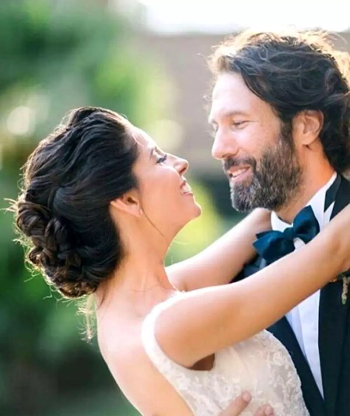 Elvin Levinler\'in Kucakta Çektirdiği Düğün Fotoğrafına Beğeni Yağdı