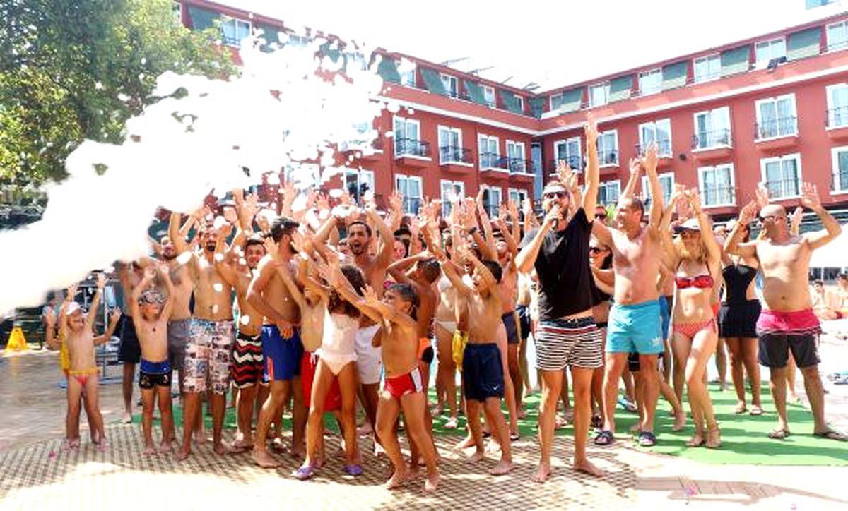 Kemer'de Tatilciler Havuz Başında Köpükle Serinliyor