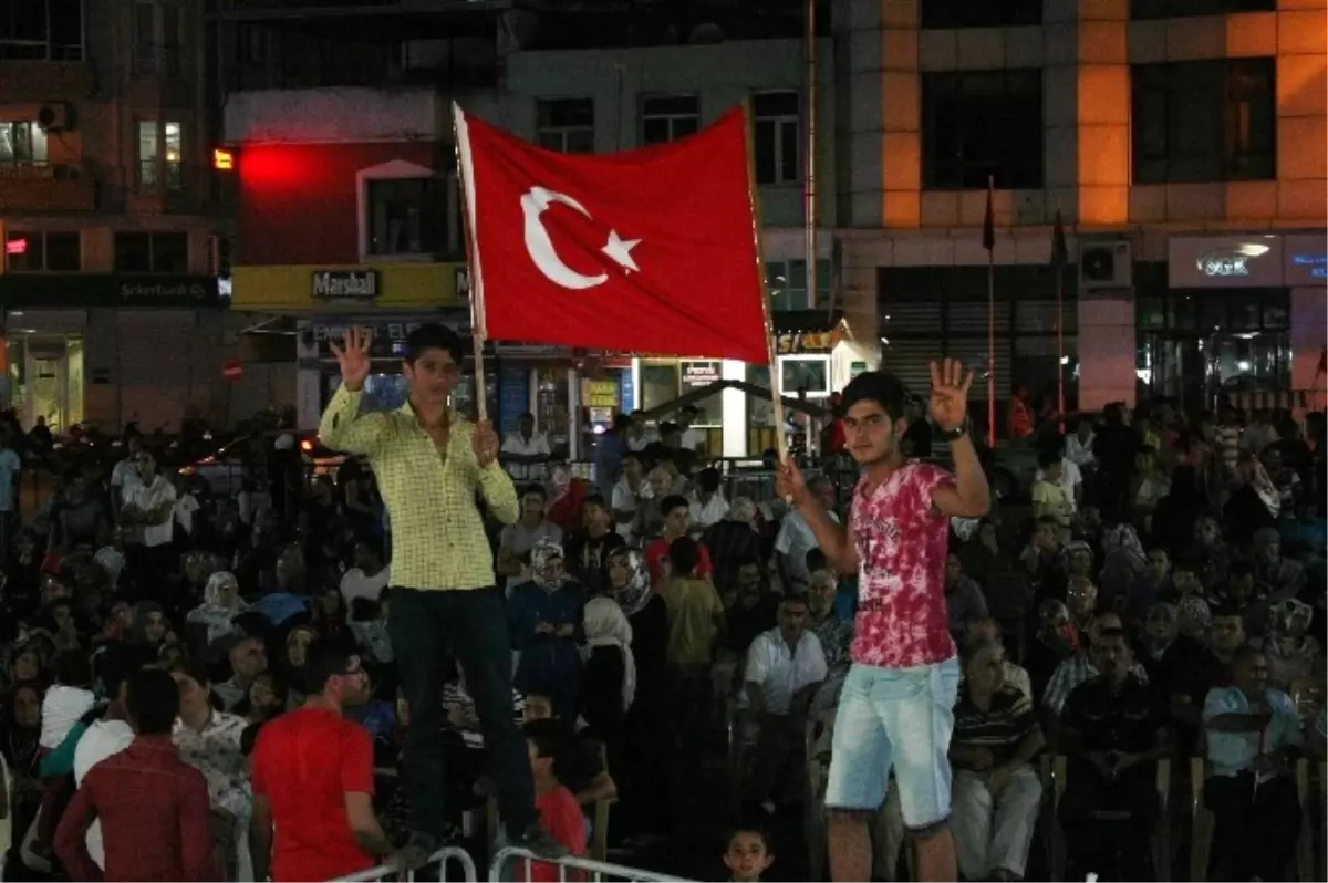 Kilis\'te Demokrasi Nöbetinde Vatandaşlar İlahilerle Duygulandı