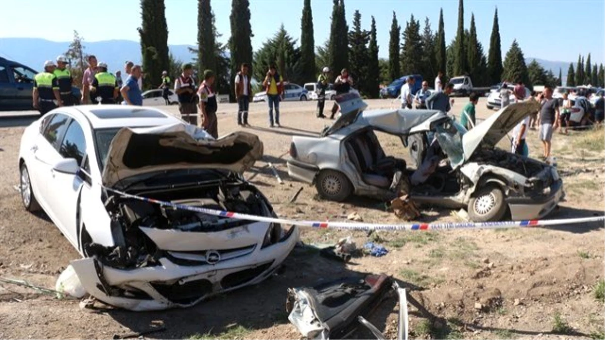 Kırşehir\'de Trafik Kazası: 2 Ölü, 4 Yaralı