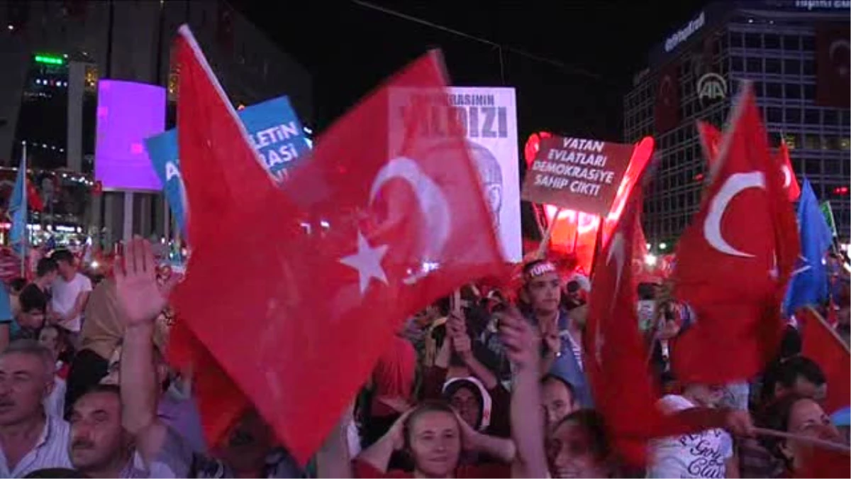 Kızılay Meydanı\'nda "Demokrasi Nöbeti" Sürüyor