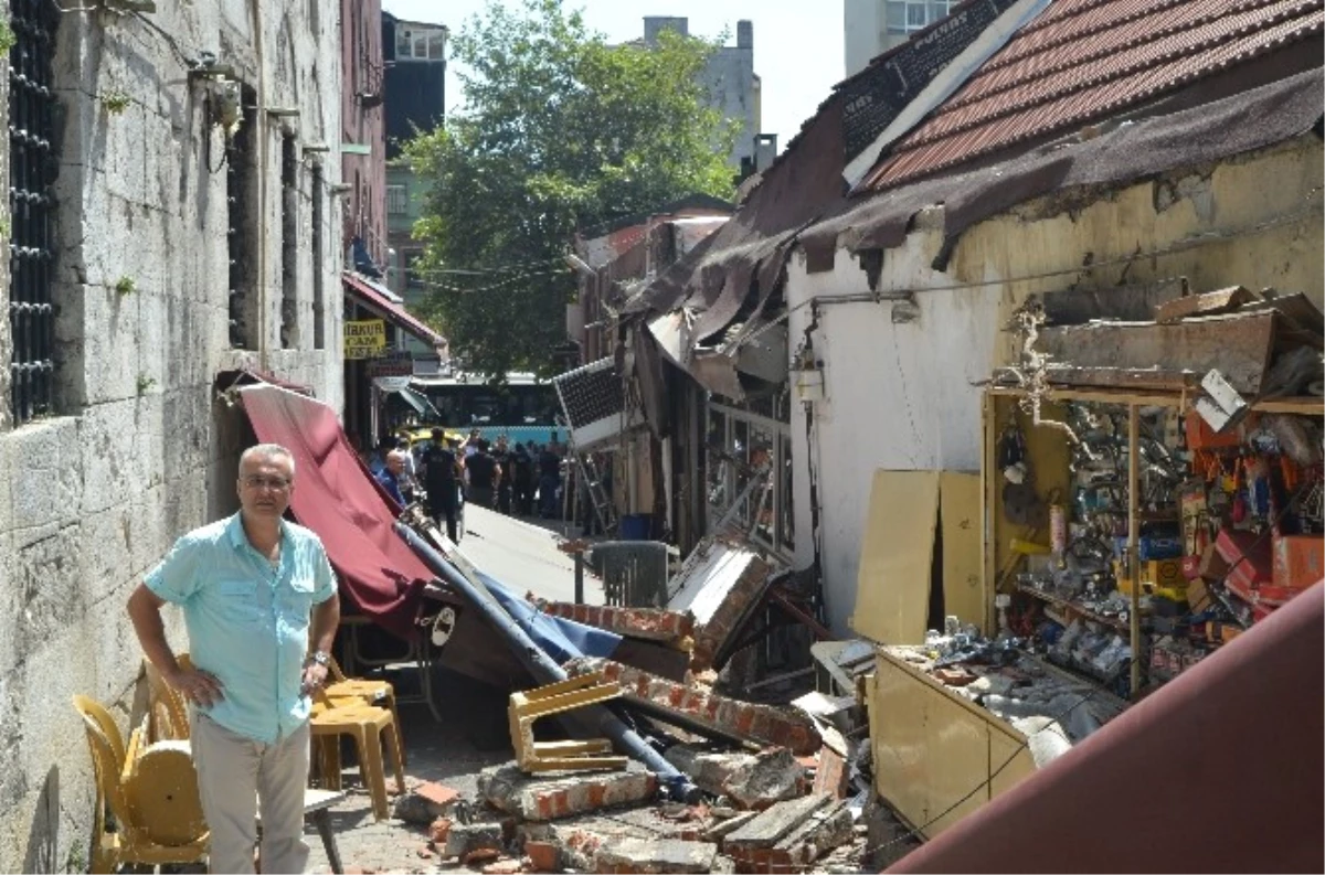 Karaköy\'de Lokantanın Duvarı Yemek Yiyenlerin Üzerine Çöktü