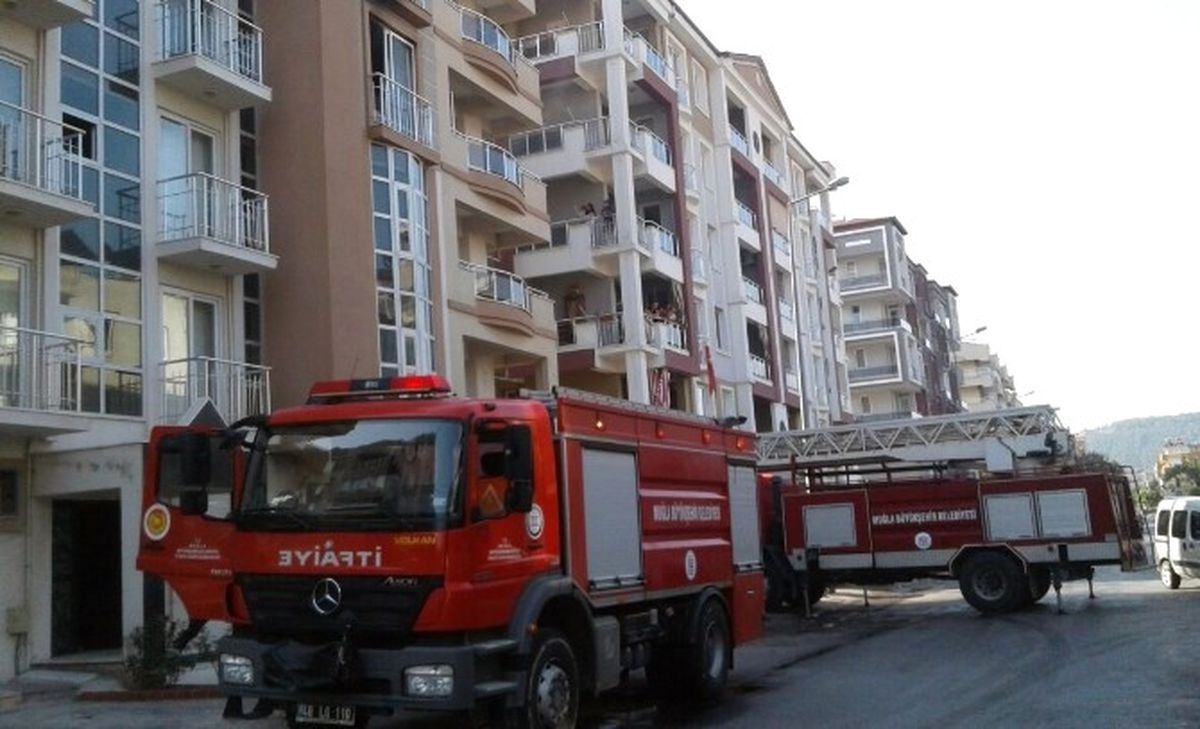 Milas\'ta Üçüncü Katta Çıkan Yangın Korkuttu