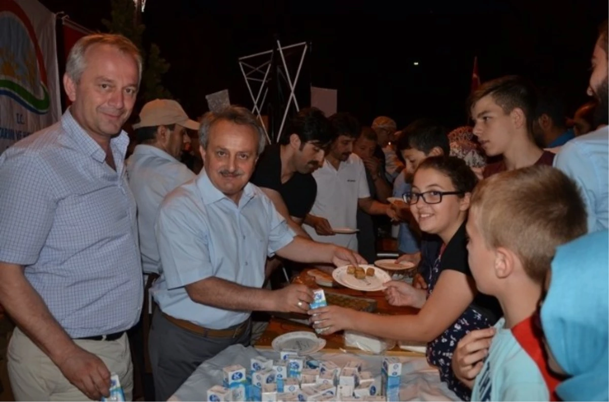 Sarıkoca\'dan Demokrasi Nöbetinde Görev Alan Personellere Teşekkür