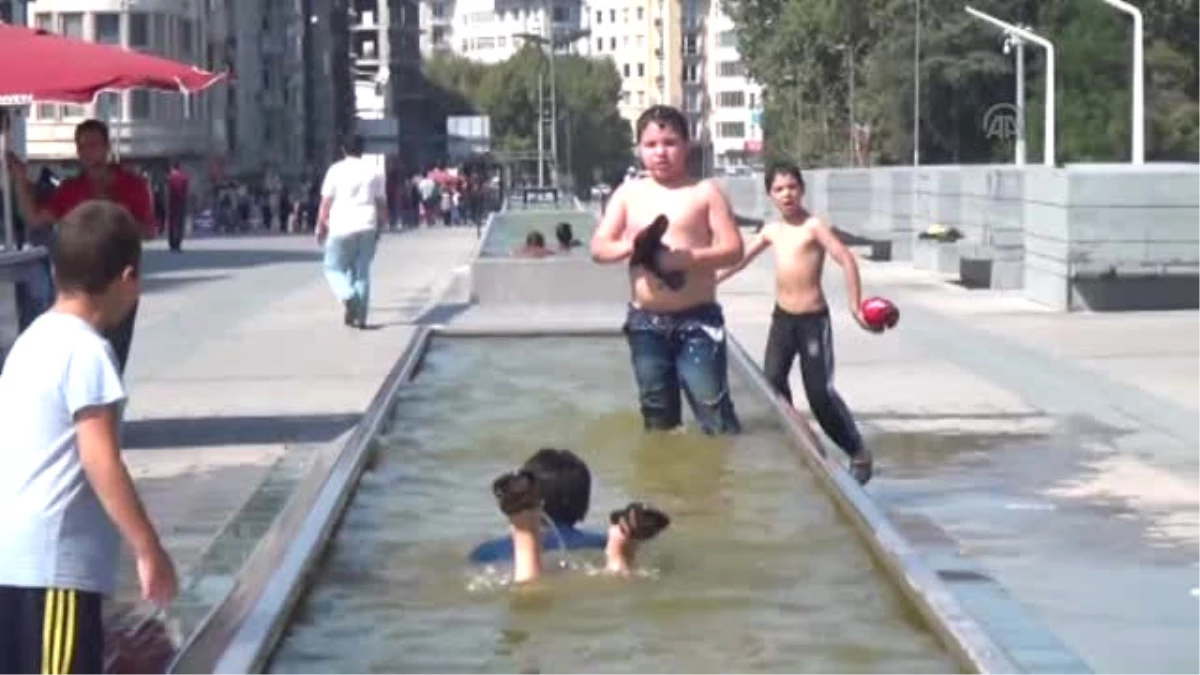 Süs Havuzunda Çocukların Yüzme Keyfi