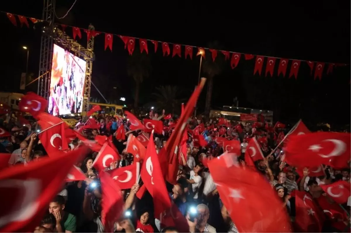 Vatan Caddesi\'nde Demokrasi Nöbeti Devam Ediyor