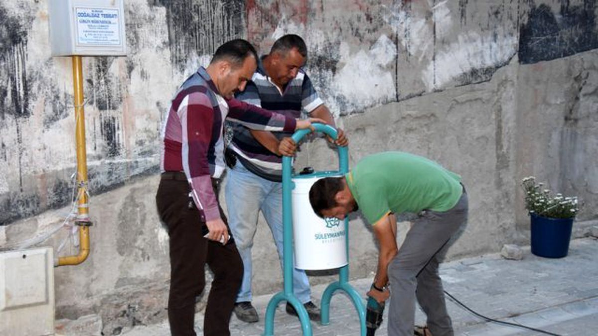 Yeni çöp kutularının montajları devam ediyor
