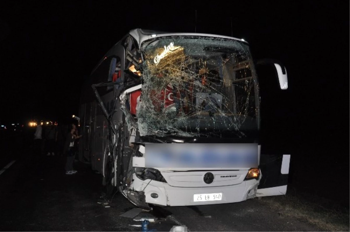 Yozgat\'ta Yolcu Otobüsü ile Biçerdöver Çarpıştı: 5 Kişi Yaralandı