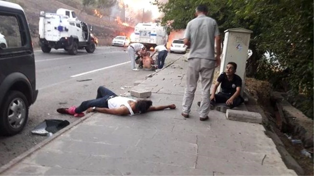 Diyarbakır\'da Polis Servisine Bombalı Saldırı: 5 Sivil Hayatını Kaybetti