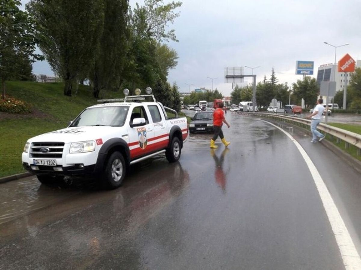 Akut\'tan Selde Mahsur Kalan Sürücülere Yardım Eli
