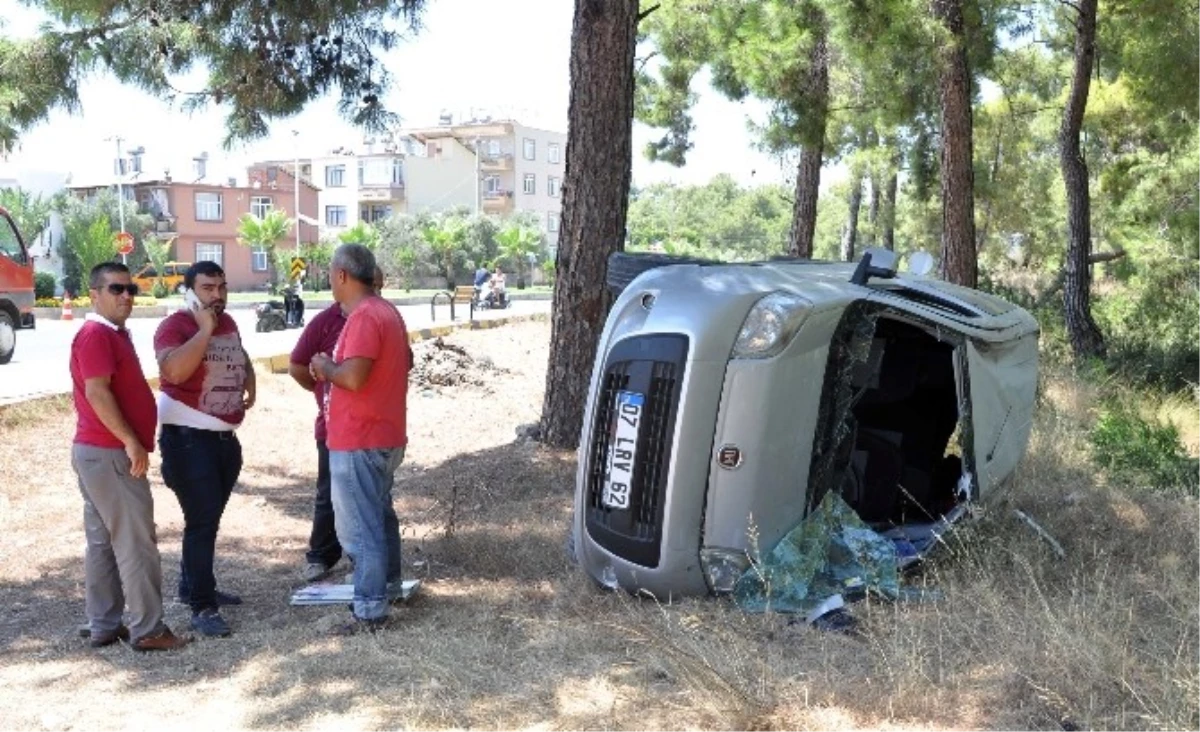 Antalya\'da Kamyonet Devrildi: 5 Yaralı