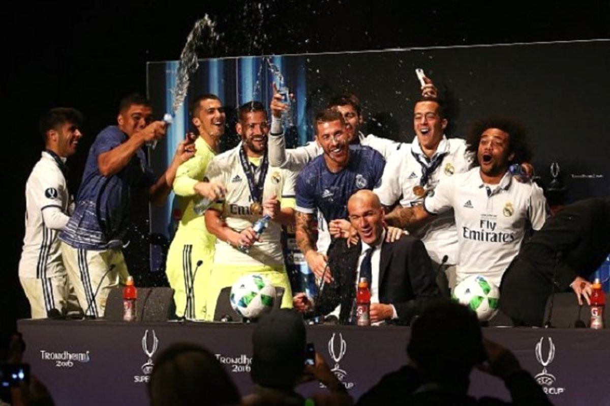 Basın Toplantısında Zidane\'ye Baskın!