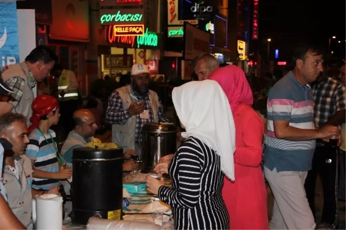 Beşir Derneği Nöbet Tutan Vatandaşlara Çay İkramında Bulunuyor