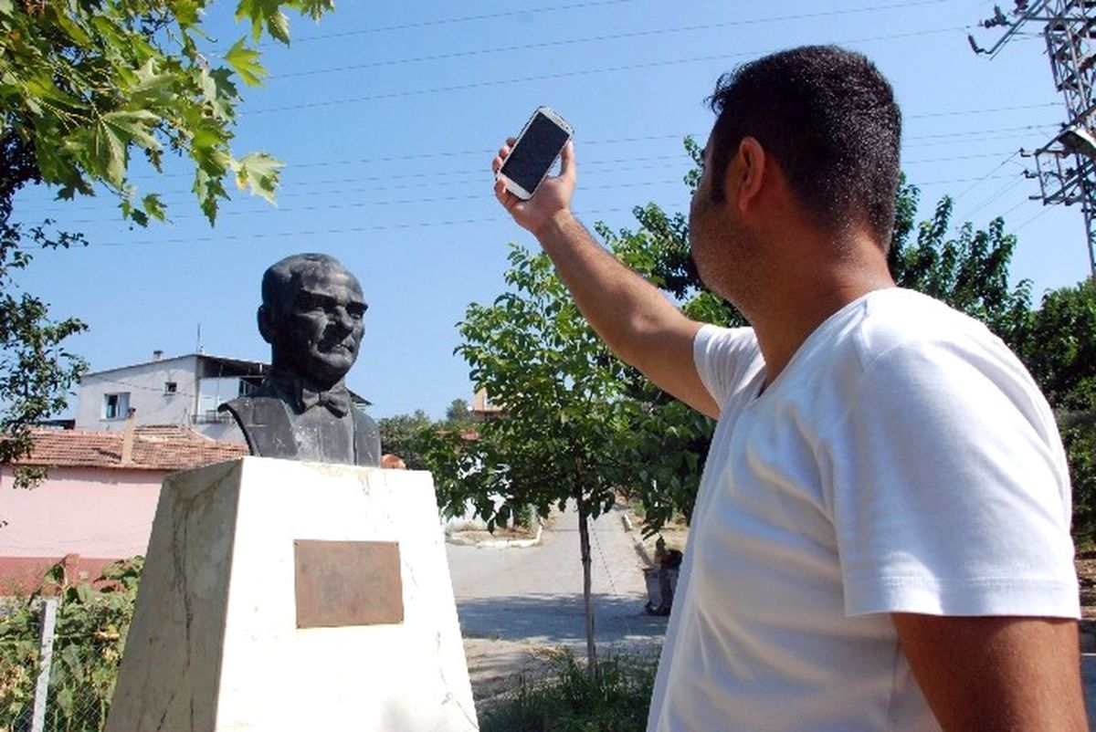 Bu Mahallede Herkes Atatürk Büstüne Akın Ediyor