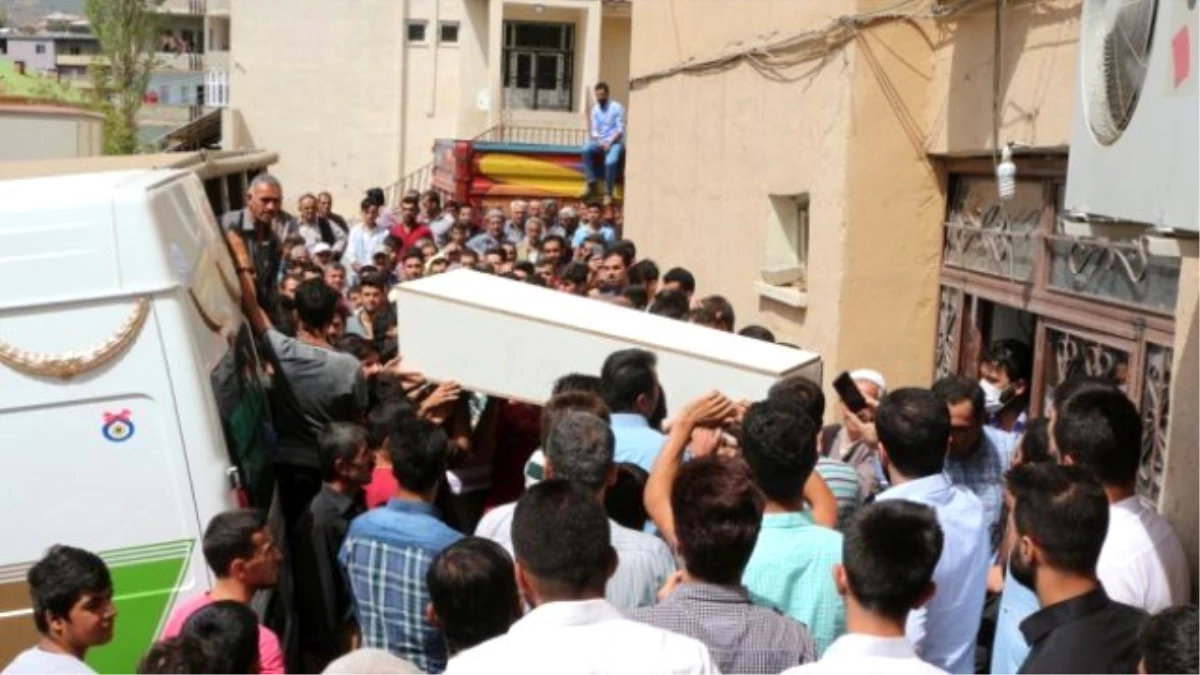 Çatışmada Öldürülen 5 PKK\'lının Cenazesi Şemdinli Devlet Hastanesi\'ne Getirildi