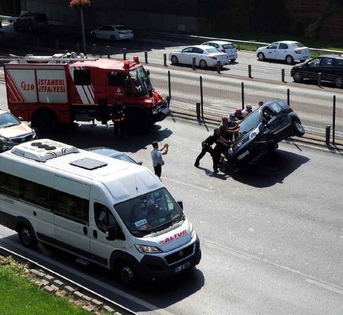 Okmeydanı\'ndaki Kaza Nedeniyle Trafik Durma Noktasına Geldi