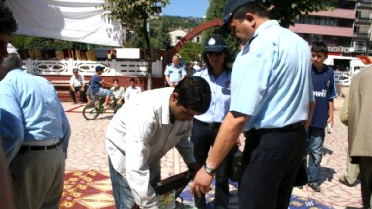 Devrek İki Pazarcı Esnafının Tezgahı Kapatıldı